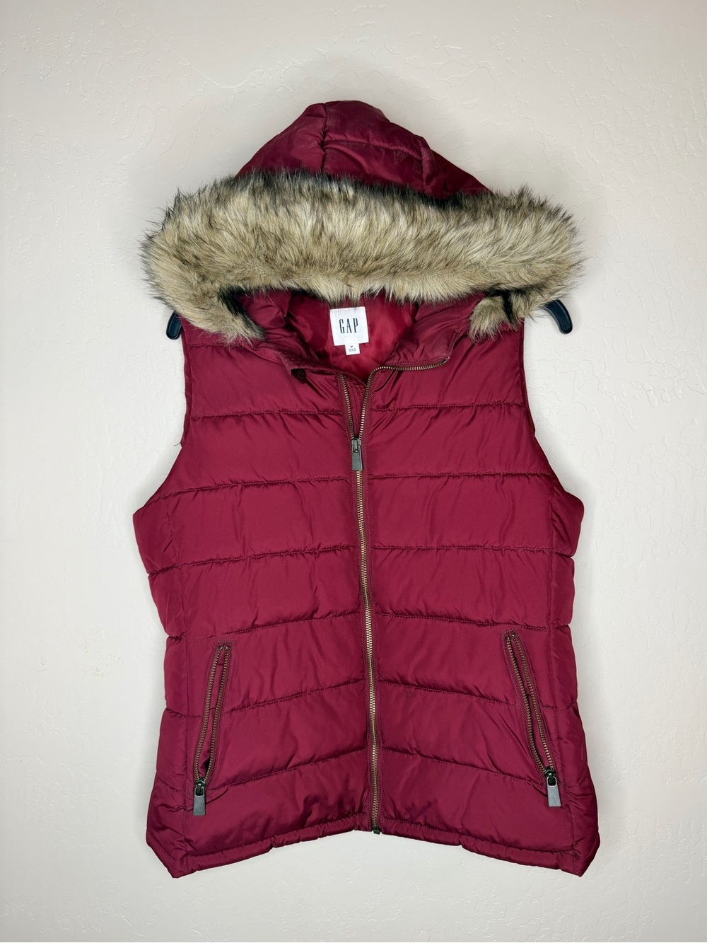 GAP Women's Maroon Quilted Hooded Puffer Vest with Faux Fur Trim